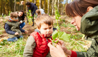 Kinder sind neugierig und offen für Neues. Spannende Erlebnisse in der Natur prägen sie. Foto: © stock.adobe.com/Robert Kneschke